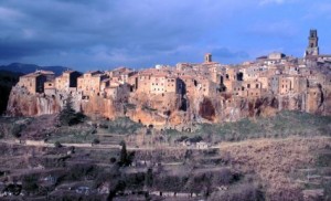 Häuser, die aus dem Fels zu wachsen scheinen: Pitigliano ist eine von drei bizarren Etruskerstädten im Süden der Toskana. Foto: Martin van Haaren
